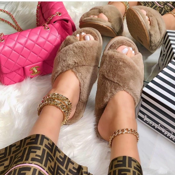 Fluffy criss cross tan Slides - Picture 5 of 7